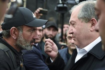 Избранный премьер-министр Армении Никол Пашинян (слева) и президент Армен Саркисян (справа)
