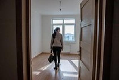 «Комнаты с соседкой-старушкой продаются быстрее» Почему россияне начали массово скупать коммуналки?