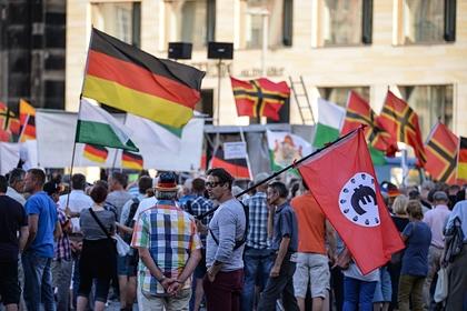 Участники демонстрации движения PEGIDA