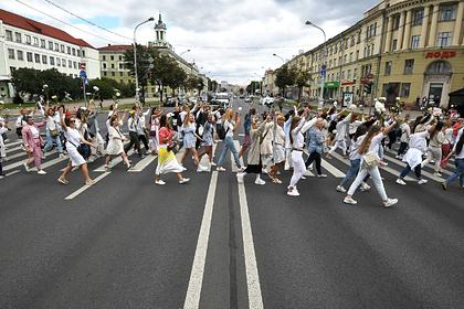 Участники мирной акции протеста возле Комаровского рынка в Минске