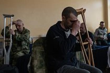 «Вокруг кровища, а голова не работает» Военный врач — о спасении раненых, работе на передовой и уроках СВО