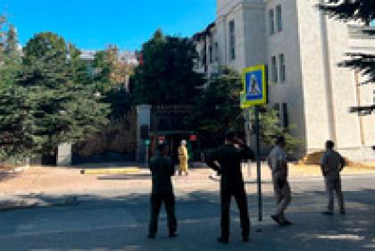 Беспилотник ударил по штабу Черноморского флота в Севастополе. Атаки на Крым продолжаются. Им противостоит система ПВО