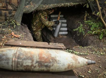 Подготовка боеприпасов для боевой работы расчетов буксируемых гаубиц Д-30 ВС РФ