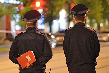 Сотрудники полиции у офиса «Московского Кредитного Банка»