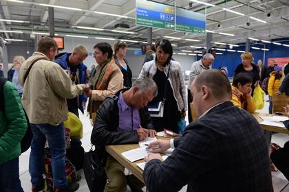 Пассажиры, прибывшие рейсом из Хургады (Египет) в Новосибирск заполняют документы на розыск багажа