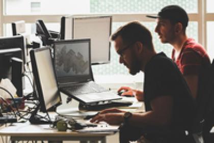 Россия стремится удержать IT-специалистов. Что предлагает им государство?
