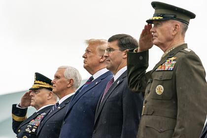 Дональд Трамп (в центре)