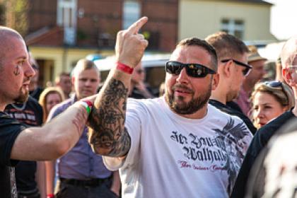«Это все мы уже проходили в 1933 году» Почитание Гитлера, фестивали и поджоги — как живет деревня нацистов в Германии
