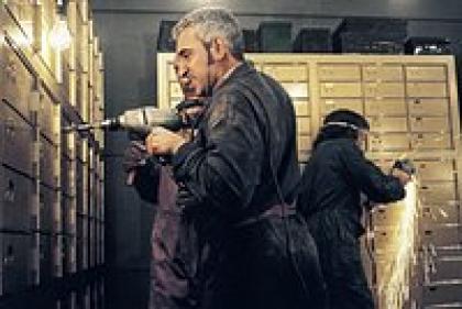 В Санкт-Петербурге иностранец совершил «кражу века». Как он похитил из банка 1,5 миллиарда рублей и чьи рекорды побил?