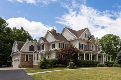 Множество фотографий объекта размещено на сайте Realtor.com. Коттедж больше не экспонируется, но все данные о нем остаются в открытом доступе. Информация, свидетельствующая о том, что дом был продан именно Смоленкову, есть в базе недвижимости на сайте издания The Washington Post.