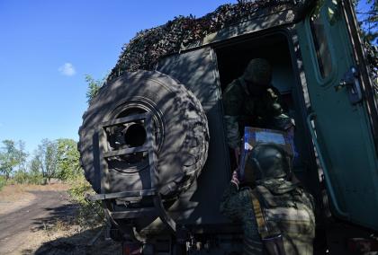 Военнослужащие фельдъегерско-почтовой связи ВС РФ выгружают посылки для бойцов на Запорожском направлении.
