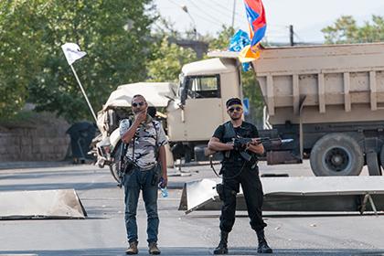 Члены группы «Сасна црер» на территории  захваченного полка 