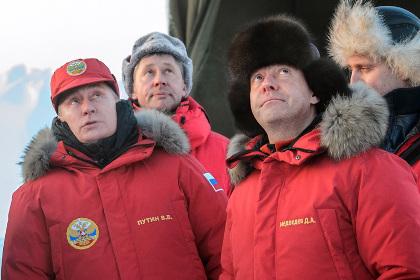 Владимир Путин, Дмитрий Медведев (на переднем плане)