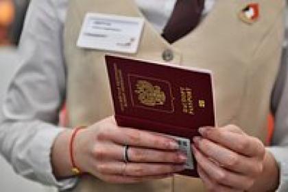 Россиян массово перестали выпускать из страны из-за ошибок в загранпаспортах. Их разворачивают прямо в аэропорту 