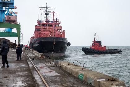 Судно «Справедливый», доставившее на Сахалин выживших моряков и тела погибших членов экипажа траулера «Дальний Восток»