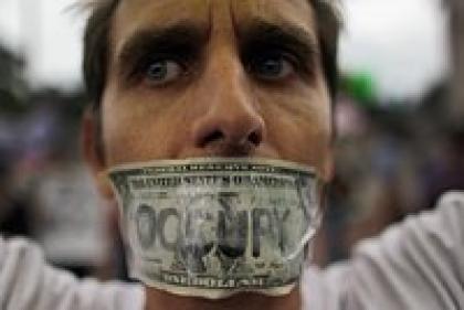 Россия хочет отказаться от доллара и называет его токсичным. Стоит ли держать в нем свои сбережения?