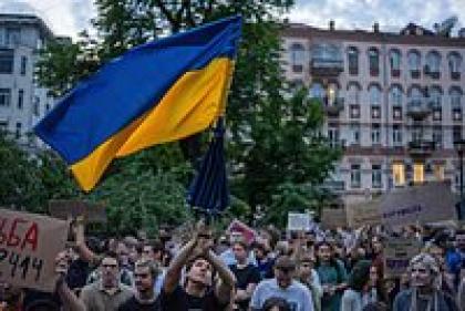 «Запад способен силой поменять власть» На Украине вспыхнули протесты. Что там творится прямо сейчас и чем это угрожает Зеленскому?