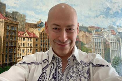 «Я рад, когда надо мной смеются» Он дружит со звездами и хранит тайны президентов. Как Дмитрий Гордон стал мемом в России?