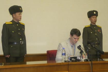 Отто Фредерик Вомбиер (в центре)