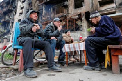 «Мы выжили» В Мариуполе хоронят погибших, разминируют улицы и открывают магазины. Как город возвращается к мирной жизни?