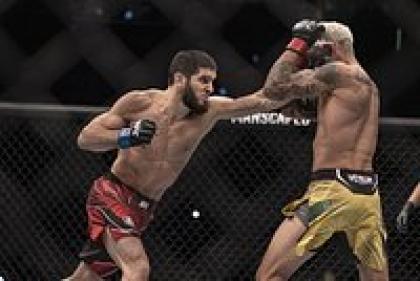Российский боец Ислам Махачев стал чемпионом UFC. Преемник Нурмагомедова победил Чарльза Оливейру удушающим приемом