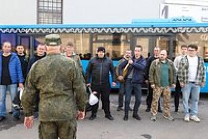 В Москве и Петербурге идут облавы на резервистов: повестки раздают у метро и в подъездах. Что на это говорят власти?