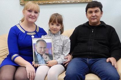 Школьница Виктория Антонова с портретом Владимира Путина