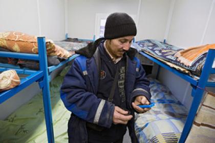 «Мы живем с ними в параллельных мирах» У мигрантов есть свои больницы, детсады и дискотеки. Но россияне их не видят
