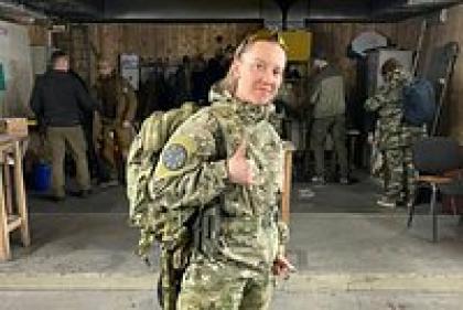 «Стресс двадцать четыре на семь. А тут приколюха» Российские военные носят на СВО забавные шевроны. Кто их придумывает?