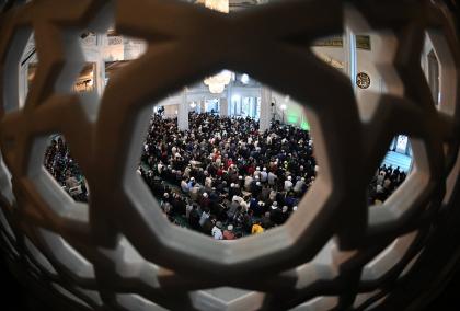Верующие на богослужении в день праздника Ураза-байрам в Московской соборной мечети. 