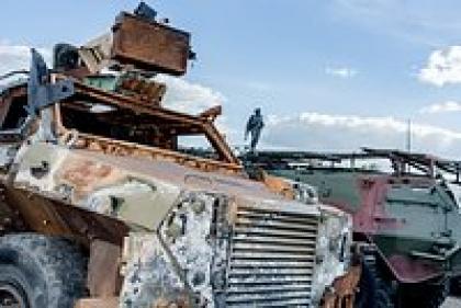 «Русские умеют воевать, не надо злить русских» Толпы россиян идут на выставку подбитой техники ВСУ. Что они говорят?