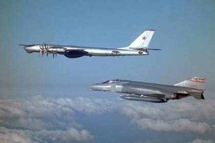 Американский истребитель сопровождает советский Ту-95 над Северным Ледовитым океаном (1983 год)