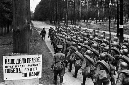 Великая Отечественная война 1941-1945 гг. Мобилизация. Колонны бойцов движутся на фронт. Москва, 23 июня 1941 года.