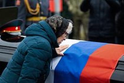 «Цинковый гроб был с окошком, но я не позволила никому смотреть» Через что проходят родные, когда хоронят бойцов СВО?