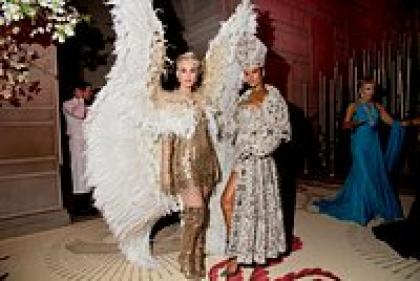 Каждый год мир с придыханием ждет бала Met Gala. На что идут звезды, чтобы поразить публику: самые эпатажные образы 