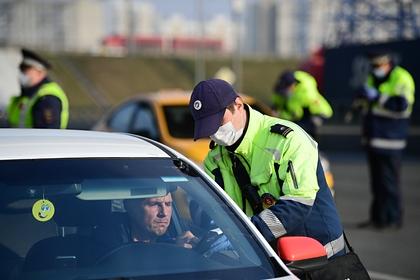 Сотрудник ГИБДД выписывает штраф