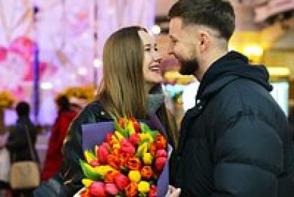 Россиянам назвали идеальные подарки на 8 марта. Почему они поражают?