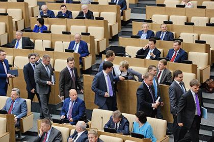 Депутаты  ЛДПР покидают зал пленарных заседаний 