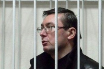 Ветераны МВД скинутся Луценко