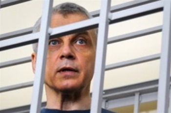 Иващенко выступает на суде, лежа на носилках – адвокат
