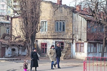 В Одессе  обвалилась кровля жилого дома, жители эвакуированы