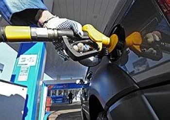 Цены на бензин пошли против нефтяных