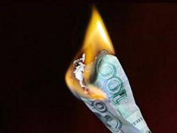 Рубль завершил весну обвалом