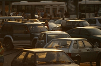 Москва вечером в пятницу стоит в пробках