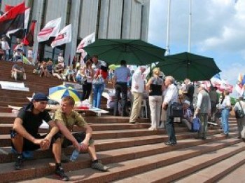 Минздрав беспокоится о голодающих возле Украинского дома