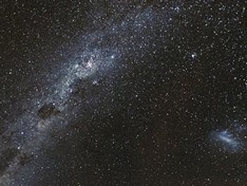 Телескоп Hubble сфотографировал галактику в розовых облаках
