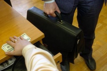 Судья требовала 5 тысяч долларов, чтобы отобрать квартиру у сироты