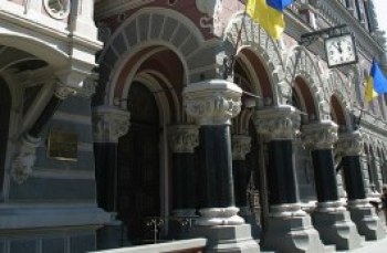 НБУ рекомендует украинцам хранить сбережения в гривне