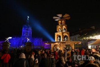 Мир готовится к Рождеству: в небо запустили Сант, а в городах установили елки и ярмарки