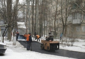 В Николаеве укладывают асфальт в десятиградусный мороз и снег